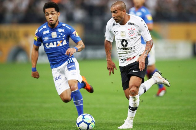 O jogador Emerson Sheik (dir), do Corinthians, disputa bola com Rafinha (esq), do Cruzeiro, durante partida válida pela final da Copa do Brasil - 17/10/2018