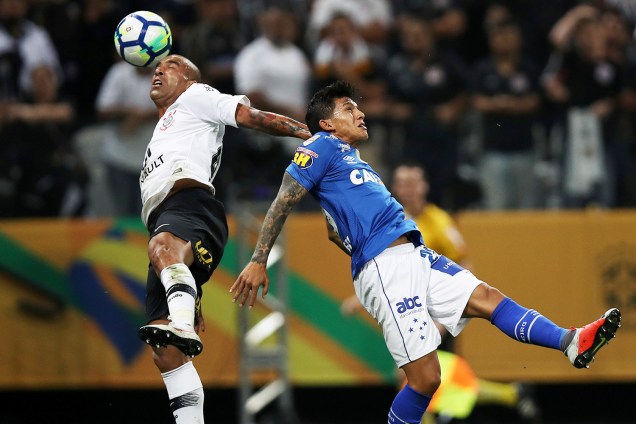 Emerson Sheik (esq), do Corinthians, disputa bola com Lucas Romero (dir), do Cruzeiro, durante partida válida pela final da Copa do Brasil - 17/10/2018
