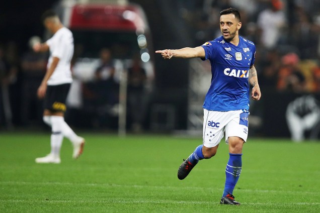 O jogador Robinho (dir), do Cruzeiro, comemora após marcar gol contra o Corinthians, em partida válida pela final da Copa do Brasil - 17/10/2018