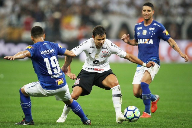 Angel Romero (centro), do Corinthians, disputa bola com Robinho (esq), do Cruzeiro, durante partida válida pela final da Copa do Brasil - 17/10/2018