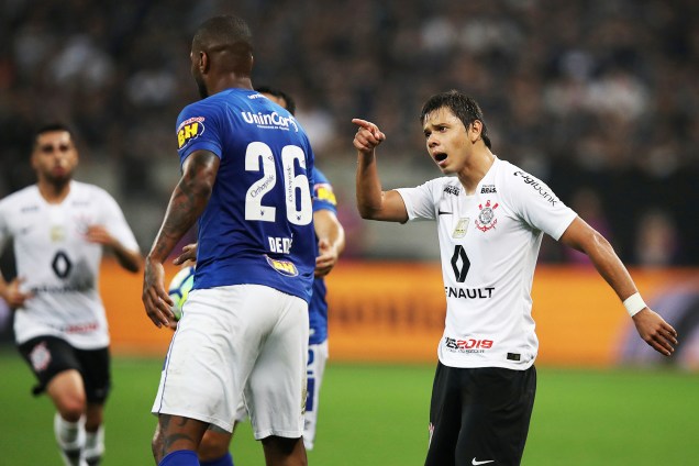 Angel Romero (dir), do Corinthians, discute com Dedé (esq), do Cruzeiro, durante partida válida pela final da Copa do Brasil - 17/10/2018