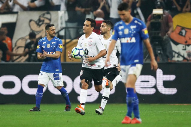 Jadson (centro) comemora após marcar gol de pênalti durante partida contra o Cruzeiro, válida pela final da Copa do Brasil - 17/10/2018