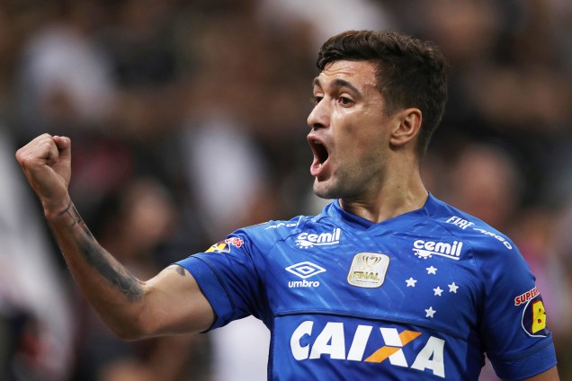 Arrascaeta, do Cruzeiro, comemora após marcar gol contra o Corinthians, em partida válida pela final da Copa do Brasil - 17/10/2018