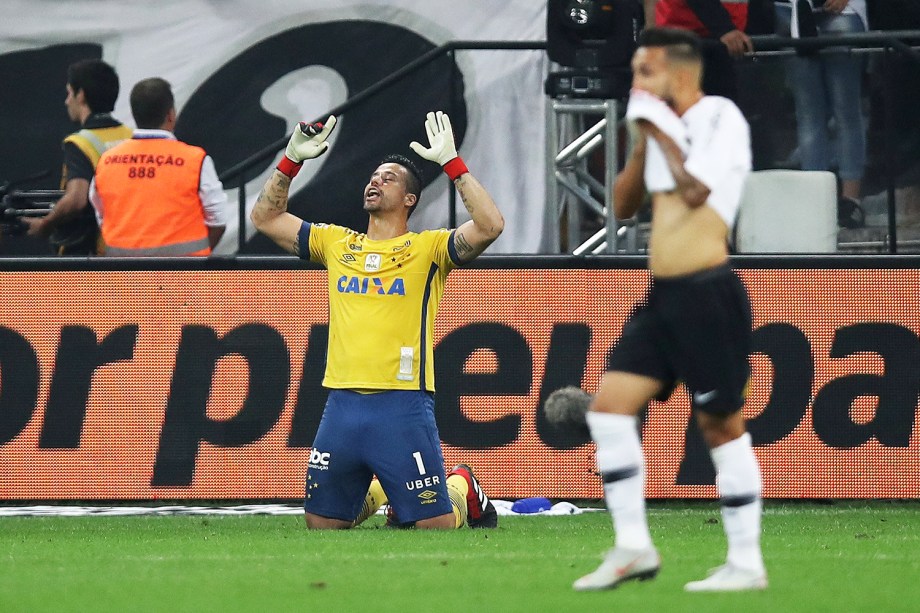 O goleiro Fábio, do Cruzeiro, comemora após conquistar o título da Copa do Brasil sobre o Corinthians - 17/10/2018