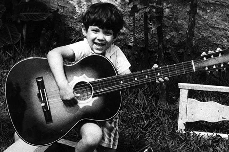 Fernando Haddad segura violão durante sua infância