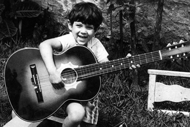 Fernando Haddad segura violão durante sua infância
