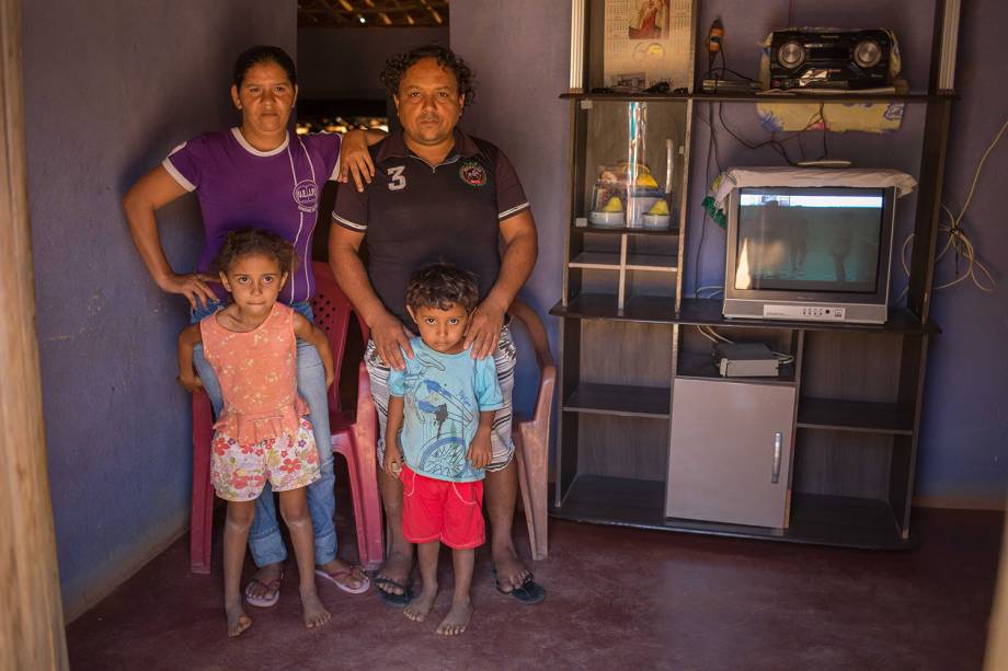 Os agricultores Celimara de Souza e Reginaldo de Souza com os filhos: população conhece Fernando Haddad há poucos meses, mas decidiu votar no candidato indicado por Lula