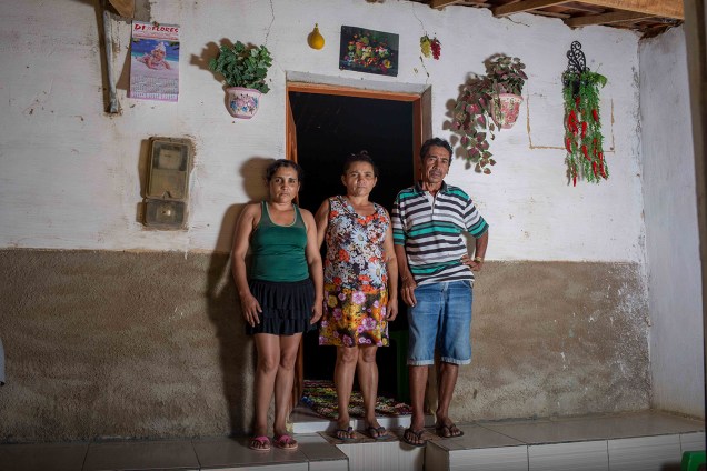 Domingos Morais e Ivanilda Pereira Morais (centro) com a filha Silvani Pereira. "Aqui antes era só pobreza, ninguém nunca tinha olhado para nós aqui. Esse Temer nem sabe que isso aqui existe. E o outro, esse Bolsonaro, é contra o Lula", diz ela.