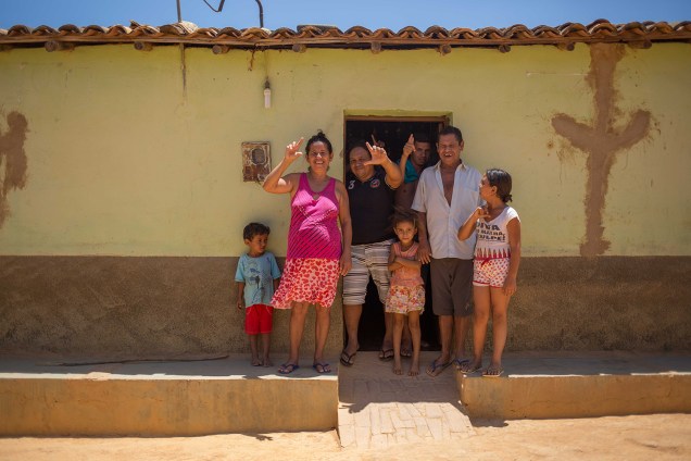 A agricultora Adelita Pereira Morais com sua família. Todos votaram em Fernando Haddad no primeiro turno