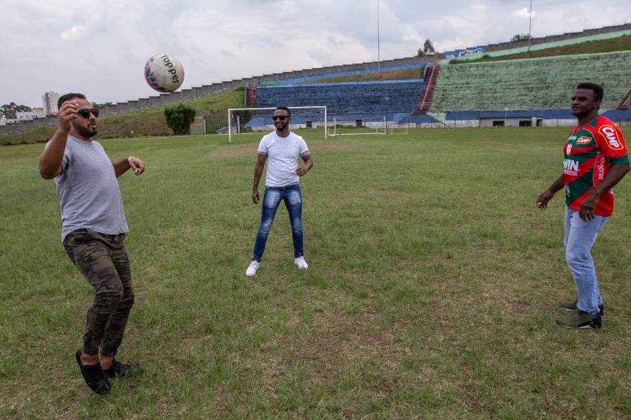 O ex-jogador de futebol Capitão bate bola com os filhos Oleúde Filho e Mateus