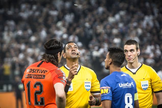 O árbitro Wagner do Nascimento Magalhães sorteia o lado do campo entre os capitães de Corinthians e Cruzeiro O árbitro Wagner do Nascimento Magalhães sorteia o lado do campo entre os capitães de Corinthians e Cruzeiro