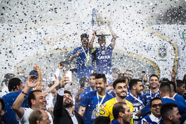 Jogadores celebram o sexto título do Cruzeiro na Copa do Brasil após vitória sobre o Corinthians no Itaquerão