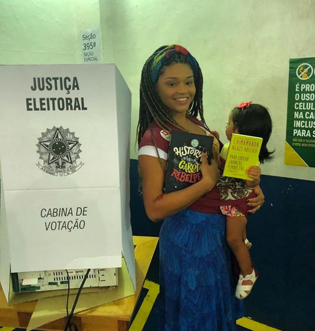 Juliana Alves votando com livro