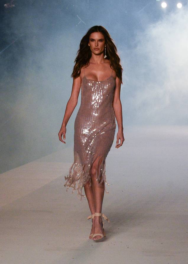 Alessandra Ambrósio desfila durante o evento da Le Lis Blanc, no Jockey Club, em São Paulo - 18/10/2018 Alessandra Ambrósio desfila durante o evento da Le Lis Blanc, no Jockey Club, em São Paulo - 18/10/2018