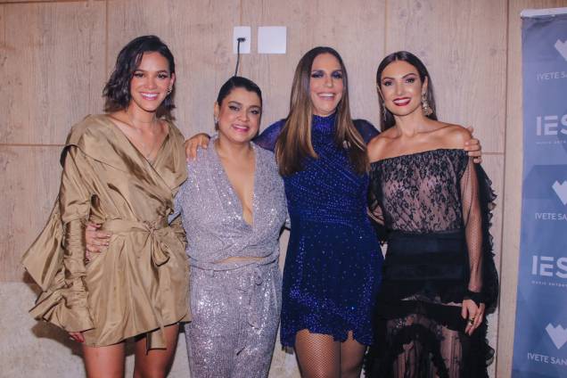Bruna Marquezine, Preta Gil, Ivete Sangalo e Patricia Poeta  posam para foto na festa da Le Lis Blanc no Jockey Club, em São Paulo - 18/10/2018