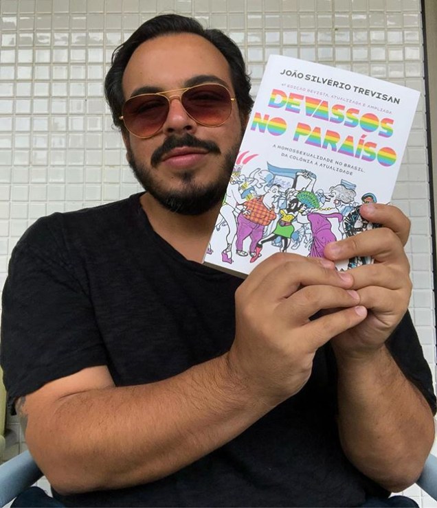 Luis Lobianco leva livro de João Silvério Trevisan para a votação do segundo turno