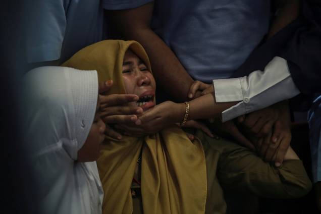 Parentes de passageiros do vôo voo JT610 da Lion Air, que caiu no mar, choram no Aeroporto Depati Amir em Pangkal Pinang, ilha de Belitung, na Indonésia - 29/10/2018