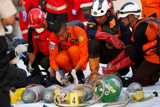 Equipe de resgate examina os restos encontrados do voo JT610 da Lion Air, que caiu no mar, durante o processo de recuperação no porto de Tanjung Priok em Jacarta, na Indonésia - 29/10/2018