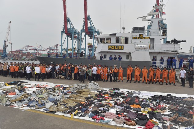 Os escombros recuperados do malfadado voo JT 610 da Lion Air, são apresentados enquanto o presidente da Indonésia, Joko Widodo, visita o centro de operações de busca e salvamento em um porto no norte de Jacarta - 30/10/2018