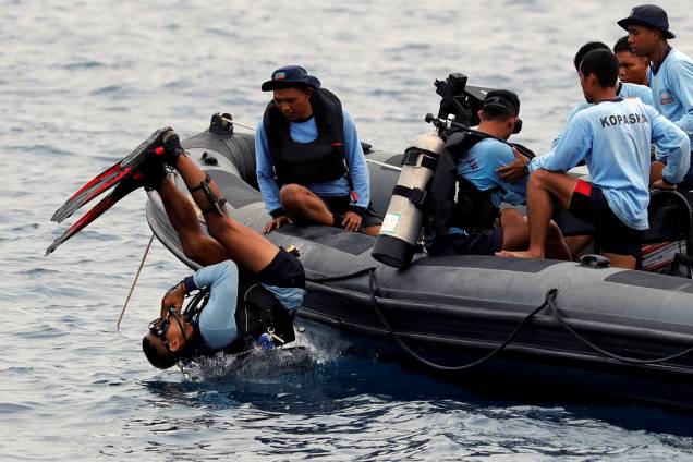 Mergulhadores da Marinha indonésia são enviados para procurar caixa-preta do avião que caiu ao mar na regência Karawang, em Java - 30/10/2018 Mergulhadores da Marinha indonésia são enviados para procurar caixa-preta do avião que caiu ao mar na regência Karawang, em Java - 30/10/2018