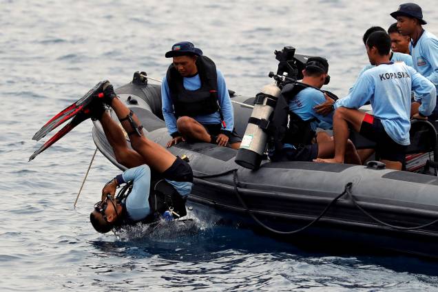 Mergulhadores da Marinha indonésia são enviados para procurar caixa-preta do avião que caiu ao mar na regência Karawang, em Java - 30/10/2018