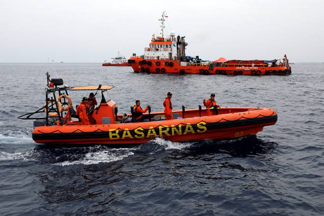 Um navio de operações e um bote são vistos na região de busca por destroços do avião da Lion Ait Flight, que caiu no mar da Indonésia - 30/10/2018
