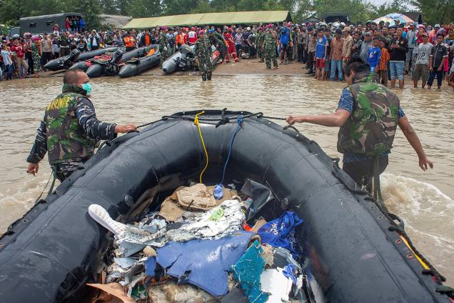 Soldados puxam um bote cheio de destroços do voo JT610 da Lion Air Flight, que caiu no mar da praia de Tanjung Pakis, em Karawang, na Indonésia - 30/10/2018