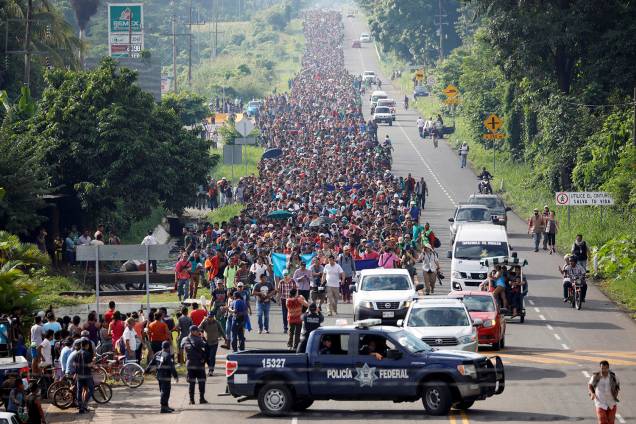 Imigrantes caminham por uma rodovia perto da fronteira com a Guatemala enquanto seguem seu caminho para tentar entrar nos Estados Unidos, em Tapachula, no México - 21/10/2018