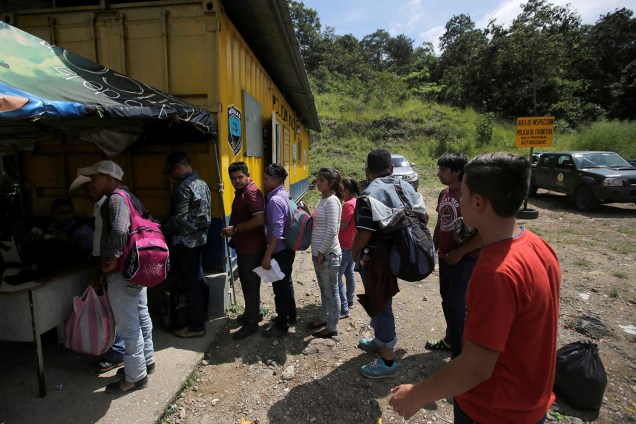 Imigrantes participantes de caravana com destino aos Estados Unidos chegam na fronteira de Honduras com a Guatemala - 15/10/2018