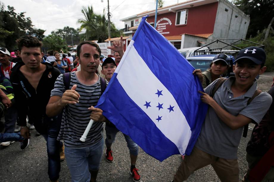 Imigrantes participantes de caravana com destino aos Estados Unidos chegam na fronteira de Honduras com a Guatemala - 15/10/2018