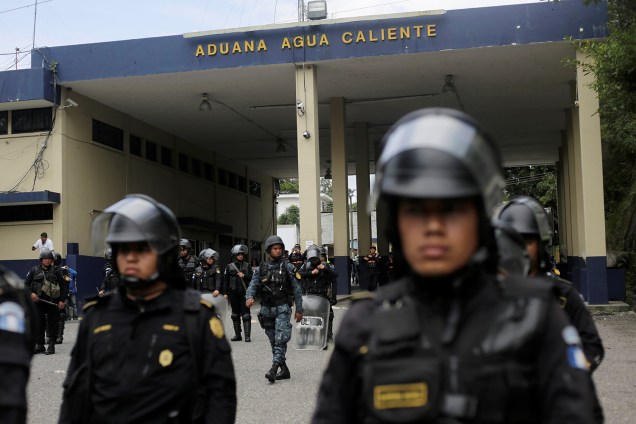 Policiais da Guatemala se posicionam na fronteira com Honduras em Agua Caliente - 15/10/2018