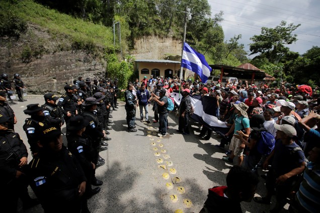 Policiais da Guatemala se encontram com imigrantes de Honduras que participam de caravana com destino aos Estados Unidos - 15/10/2018