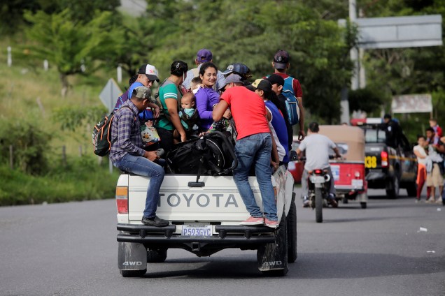 Imigrantes participantes de caravana seguem pela Guatemala com destino aos Estados Unidos - 15/10/2018