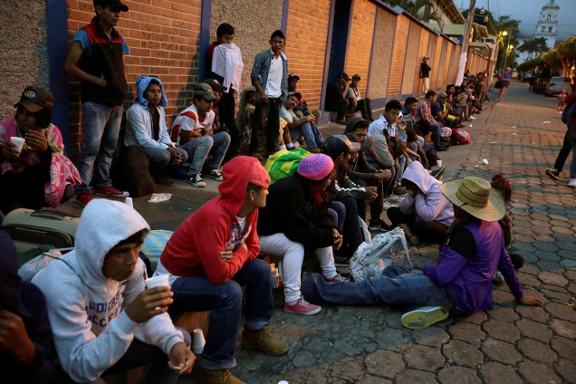 Imigrantes participantes de caravana com destino aos Estados Unidos se acomodam na fronteira de Honduras com a Guatemala - 15/10/2018