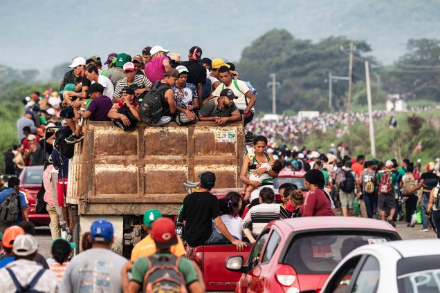 Imigrantes hondurenhos pegam carona em caminhões na cidade de San Pedro Tapanatepec, sul do México, rumo aos Estados Unidos - 27/10/2018