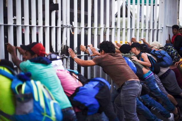 Novo grupo de imigrantes hondurenhos forçam portão na fronteira entre a Guatemala e o México - 28/10/2018