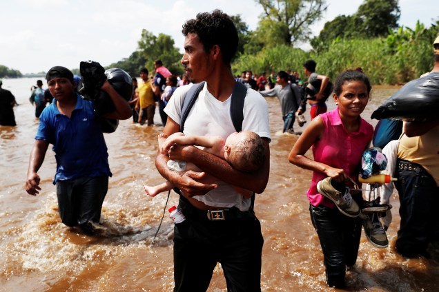 Novo grupo de imigrantes hondurenhos atravessam o rio Suchiate, na fronteira entre a Guatemala e o México - 29/10/2018