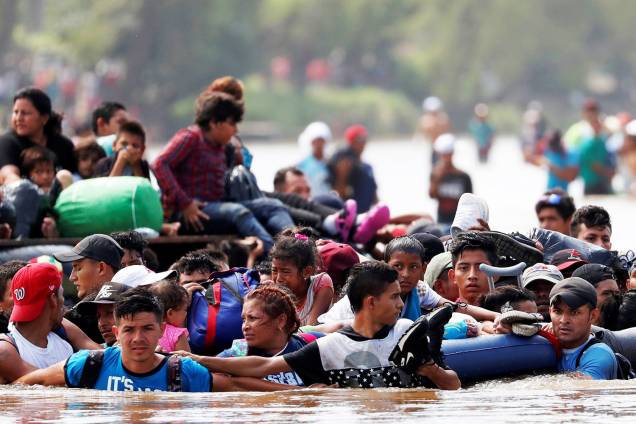 Novo grupo de imigrantes hondurenhos atravessam o rio Suchiate, localizado em Ciudad Hidalgo, no México, rumo aos Estados Unidos - 29/10/2018