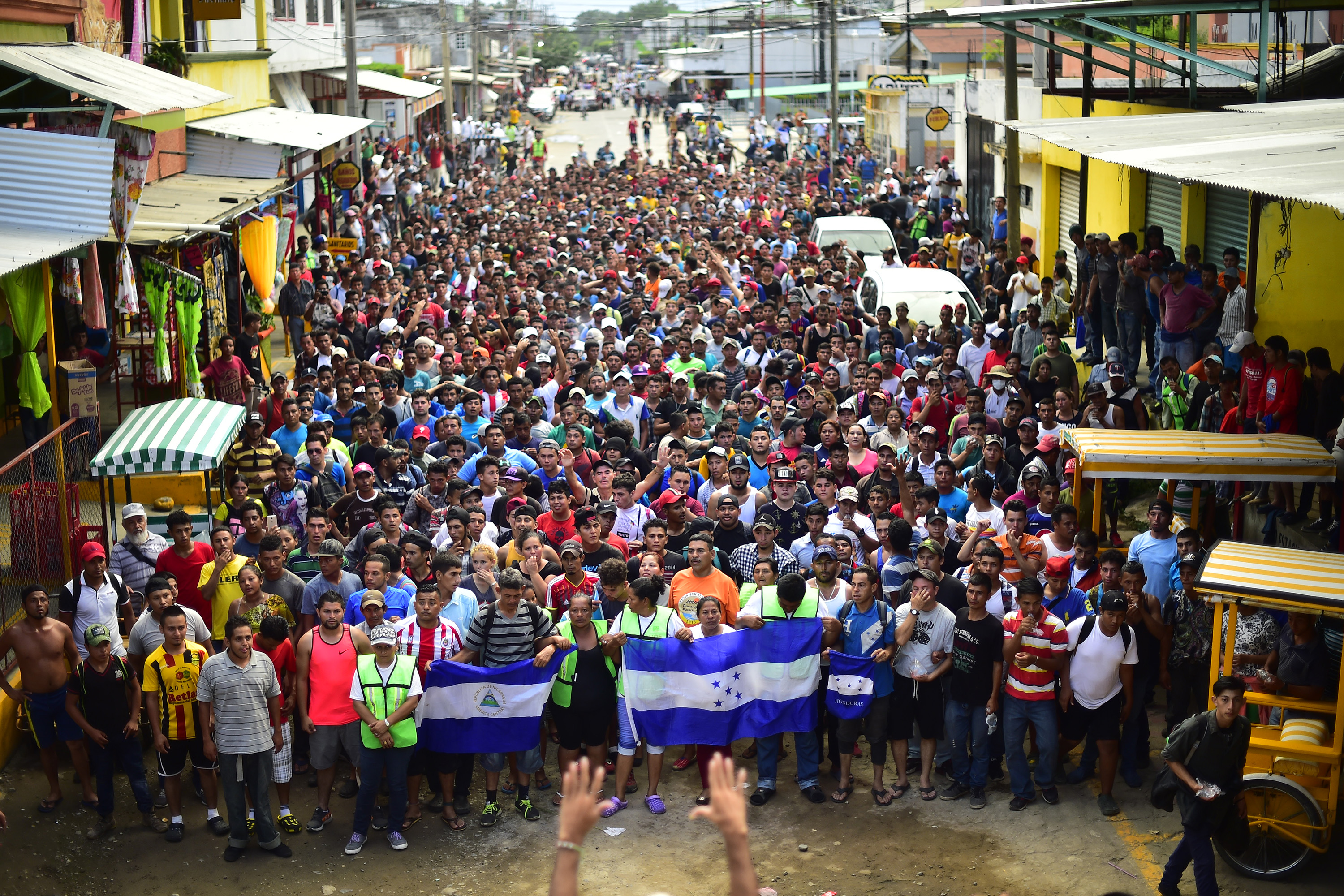 Caravana de imigrantes continua viagem pelo M xico em dire o aos