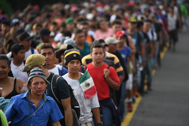 Imigrantes hondurenhos participam de uma caravana em direção aos Estados Unidos, na estrada que liga Ciudad Hidalgo e Tapachula, estado de Chiapas, México - 21/10/2018