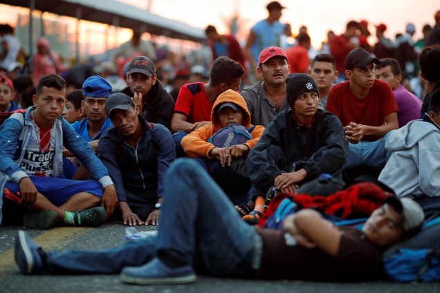 Imigrantes hondurenhos, parte de uma caravana que tenta chegar aos Estados Unidos, esperam a abertura do portão da ponte que liga o México e a Guatemala em Ciudad Hidalgo, México - 20/10/2018