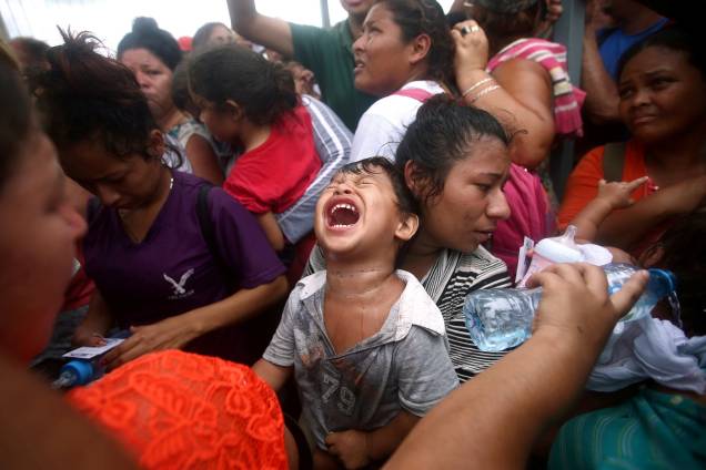 Imigrantes hondurenhos que tentam chegar nos Estados Unidos, se aglomeram em um posto de controle enquanto esperam pedir asilo no México em um posto de controle em Ciudad Hidalgo - 20/10/2018