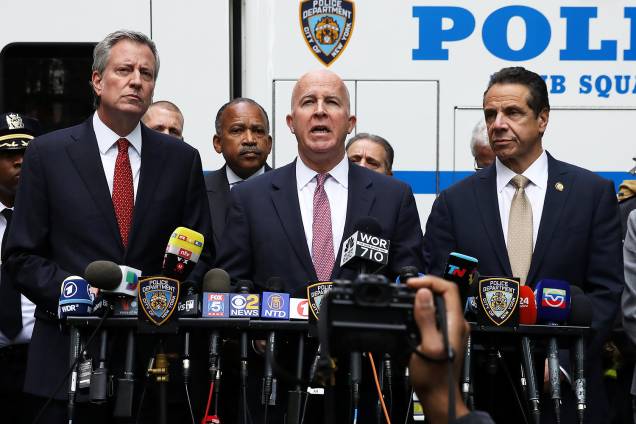 O prefeito de Nova York, Bill de Blasio (esq), o policial James O'Neill (centro), e o governador de Nova York, Adrew Cuomo, concedem entrevista coletiva após pacotes suspeitos serem enviados para Hillary Clinton e Barack Obama - ex-presidentes americanos - e para a sede da rede de televisão CNN - 24/10/2018 O prefeito de Nova York, Bill de Blasio (esq), o policial James O'Neill (centro), e o governador de Nova York, Adrew Cuomo, concedem entrevista coletiva após pacotes suspeitos serem enviados para Hillary Clinton e Barack Obama - ex-presidentes americanos - e para a sede da rede de televisão CNN - 24/10/2018