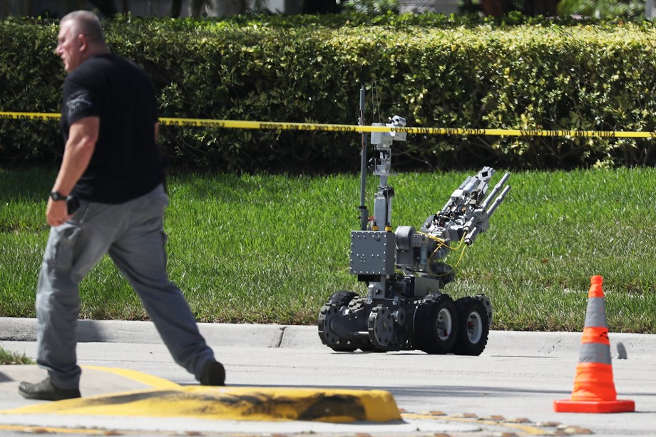 Robô inspeciona pacote suspeito em Sunrise, no estado americano da Florida - 24/10/2018