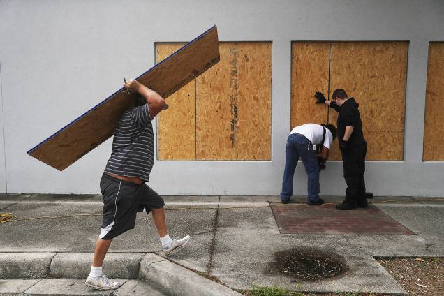 Moradores colocam tapumes de madeira em janelas antes da chegada do furacão Michael, em Port St. Joe, no estado americano da Flórida - 09/10/2018