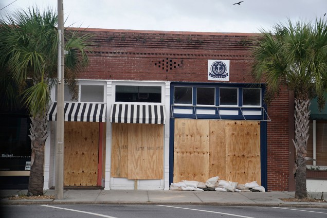 Tapumes de madeira e sacos de areia são colocados nas portas de estabelecimento comercial, antes da chegada do furacão Michael em Carrabelle, cidade localizada no estado americano da Flórida - 09/10/2018