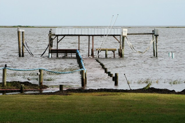 Um porto é visto submerso durante a chegada do furacão Michael na cidade de Carrabelle, na Flórida - 09/10/2018