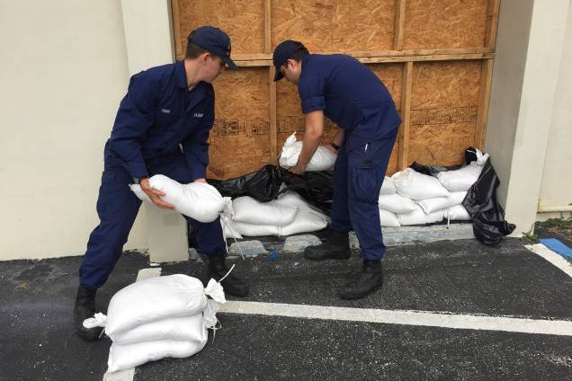 Nicholas Feder, marinheiro da Guarda Costeira Yankeetown e o bombeiro Richard Tzoumas-White, trabalham durante a preparação para a chegada do furacão Michael na Flórida - 08/10/2018
