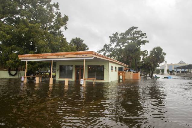 Estabelecimento comercial é inundado durante a passagem do furacão Michael, em Saint Marks, cidade localizada no estado americano da Flórida - 10/10/2018