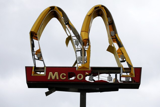 Símbolo da empresa de fast-food McDonald's é destruída após a passagem do furacão Michael em Panama City, Flórida - 10/10/2018